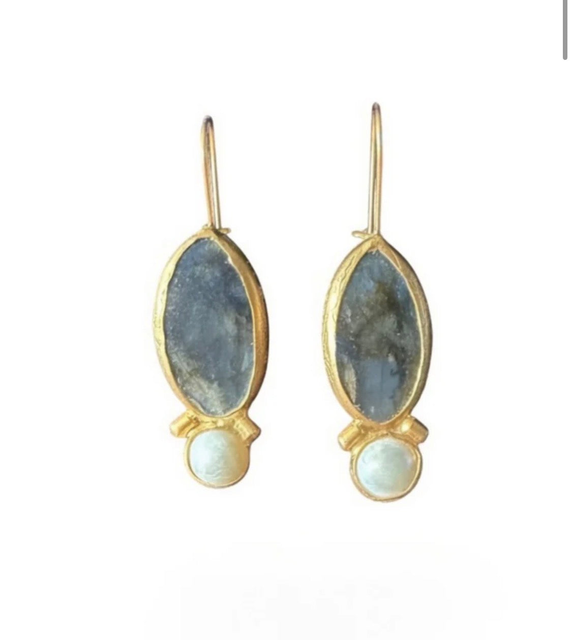 Los pendientes colgantes Vesper de labradorita y perlas talla marquesa