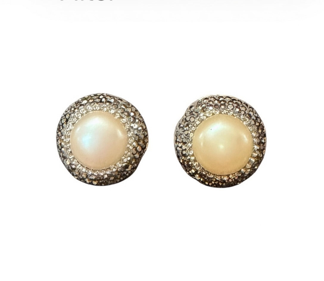 Los pendientes "Odessa" de perlas de agua dulce, hematita y cristales de Swarovski