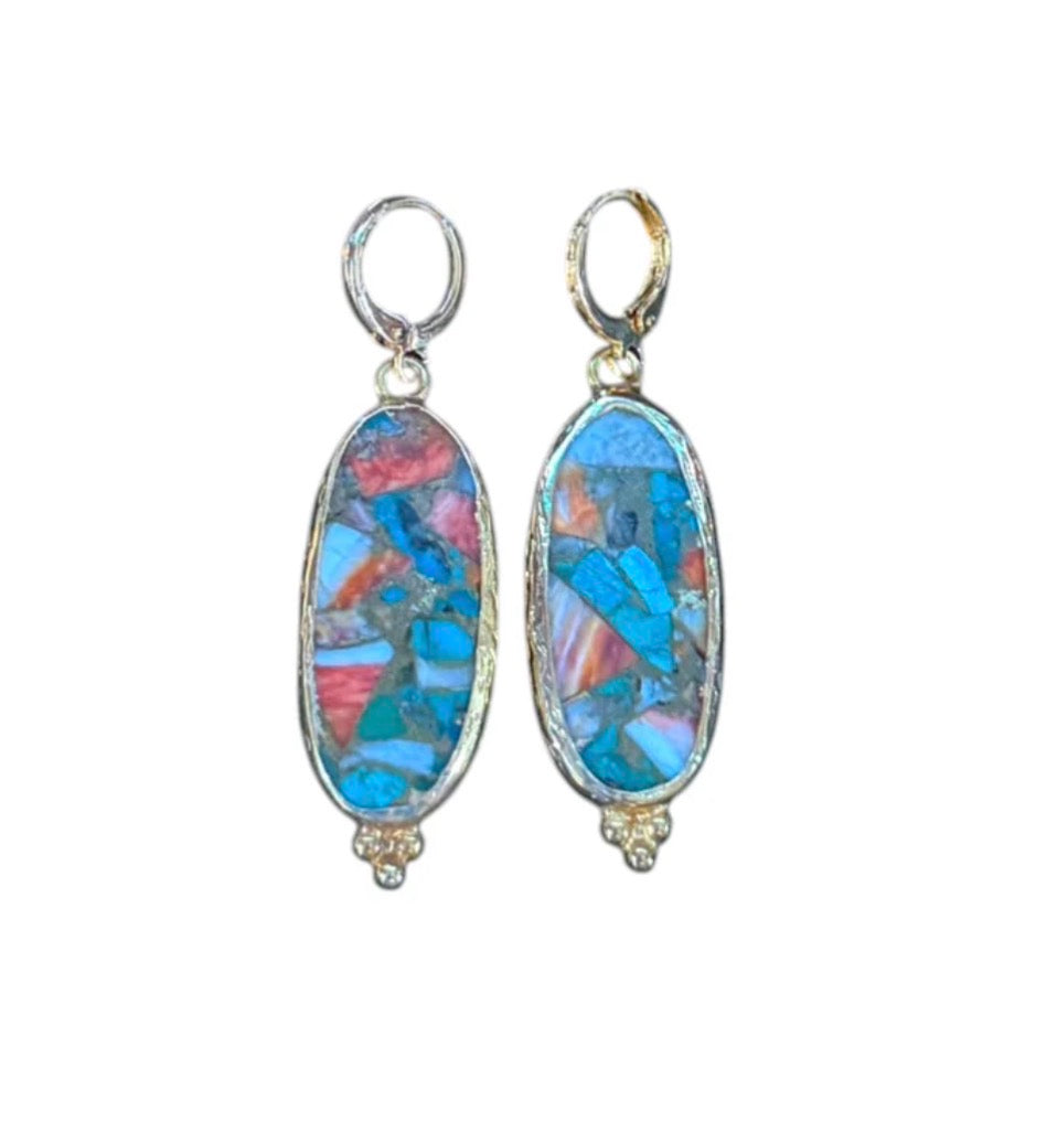 Los pendientes colgantes Huggie de turquesa, coral y espinela de ostra "Sonora"