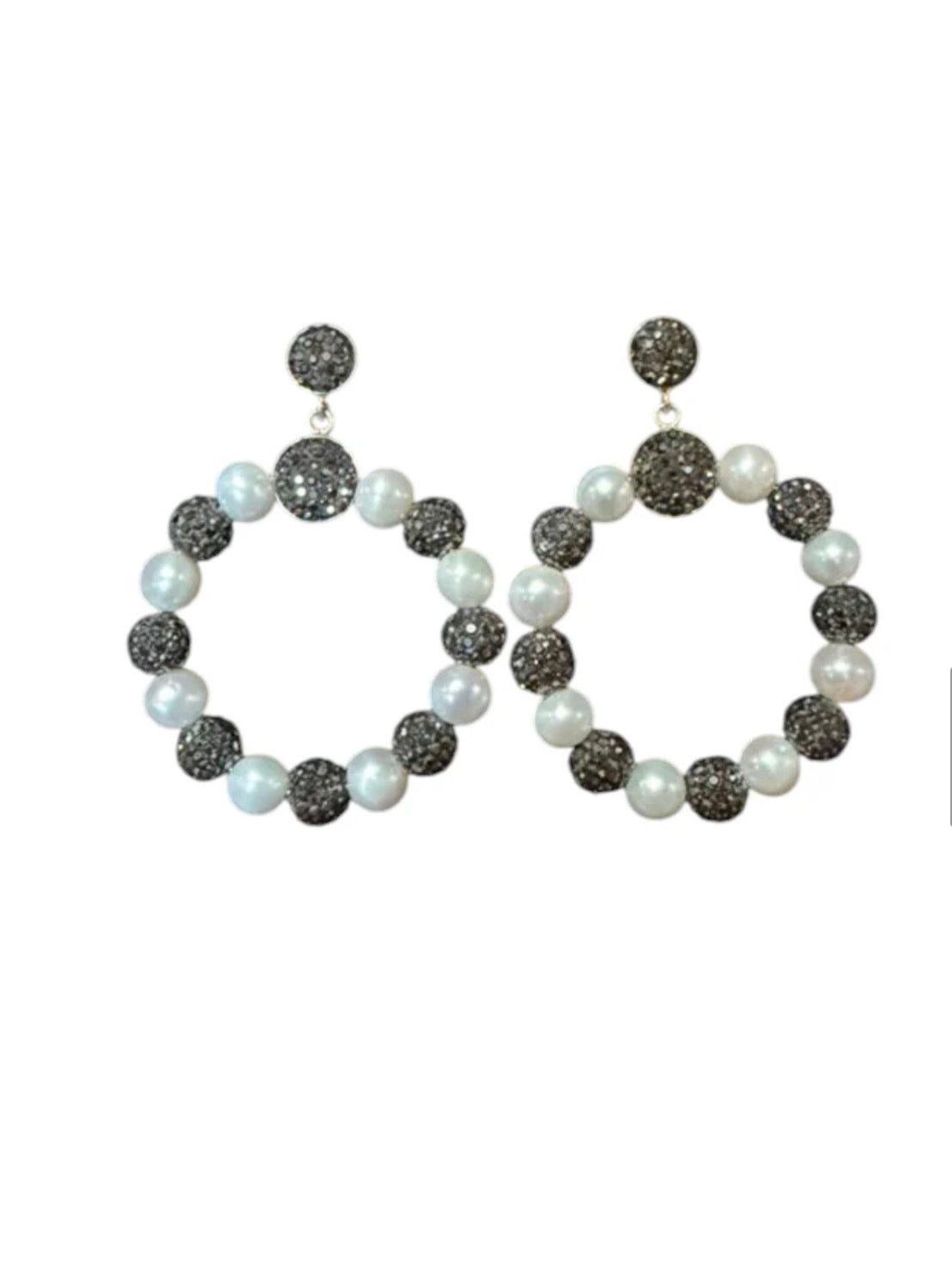 Los pendientes de aro con cuentas de perlas de agua dulce y hematita "Odessa"