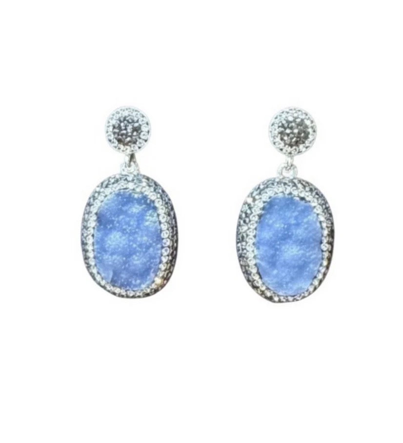 Los pendientes colgantes ovales "Avalon" de druzy y pavé de bígaro