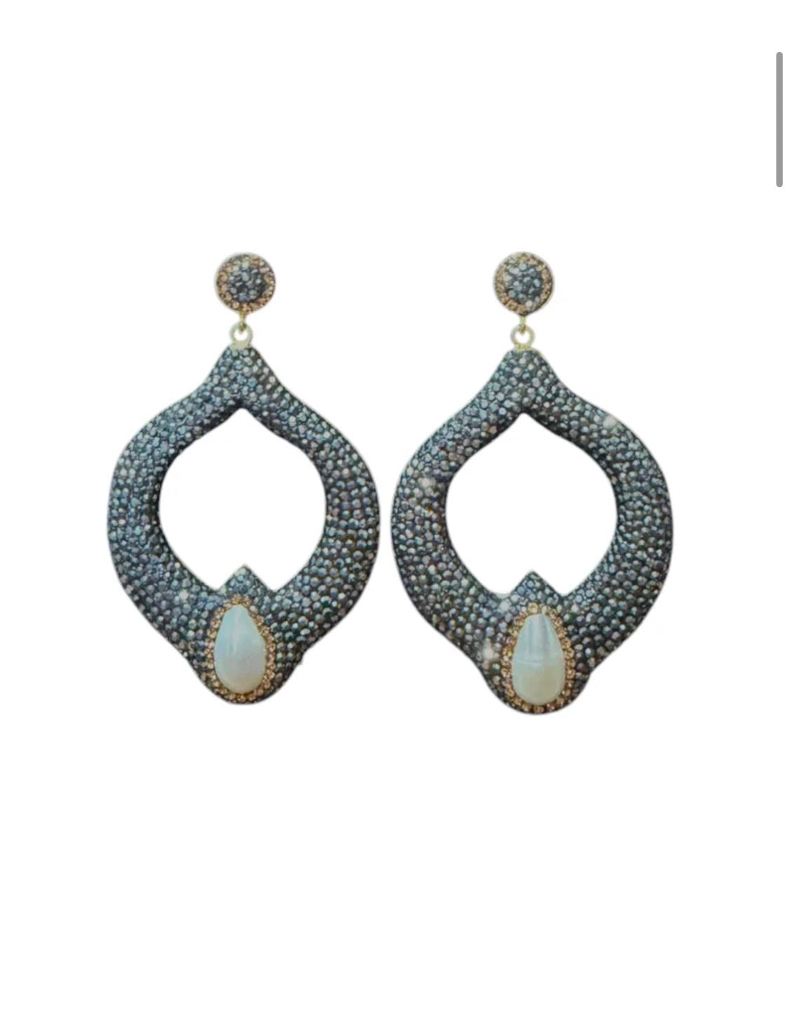 Los pendientes de aro llamativos "Odessa" con perlas de agua dulce, hematita y cristales de Swarovski dorados