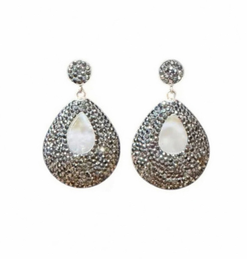 Los pendientes llamativos en forma de lágrima "Odessa" con perlas de agua dulce y hematita